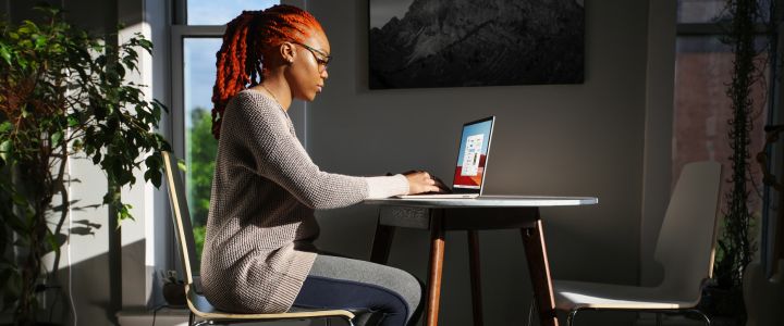 Woman in front of a computer, checking her Hosting.